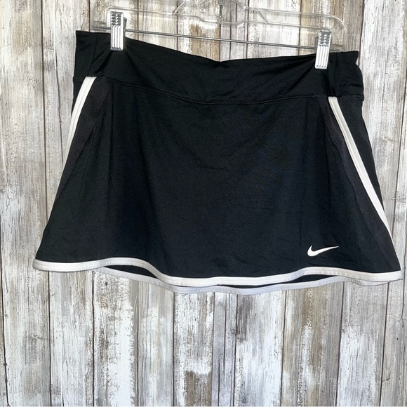 Nike Pants - Nike Black & White Straight Tennis Skort